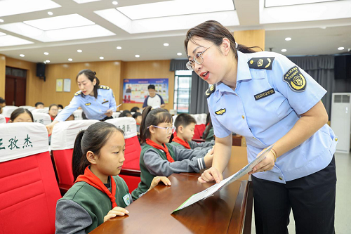 紅淮護(hù)苗進(jìn)校園 執(zhí)法護(hù)航助成長(zhǎng)
—— 淮北市文化市場(chǎng)綜合行政執(zhí)法支隊(duì)開(kāi)展主題活動(dòng)